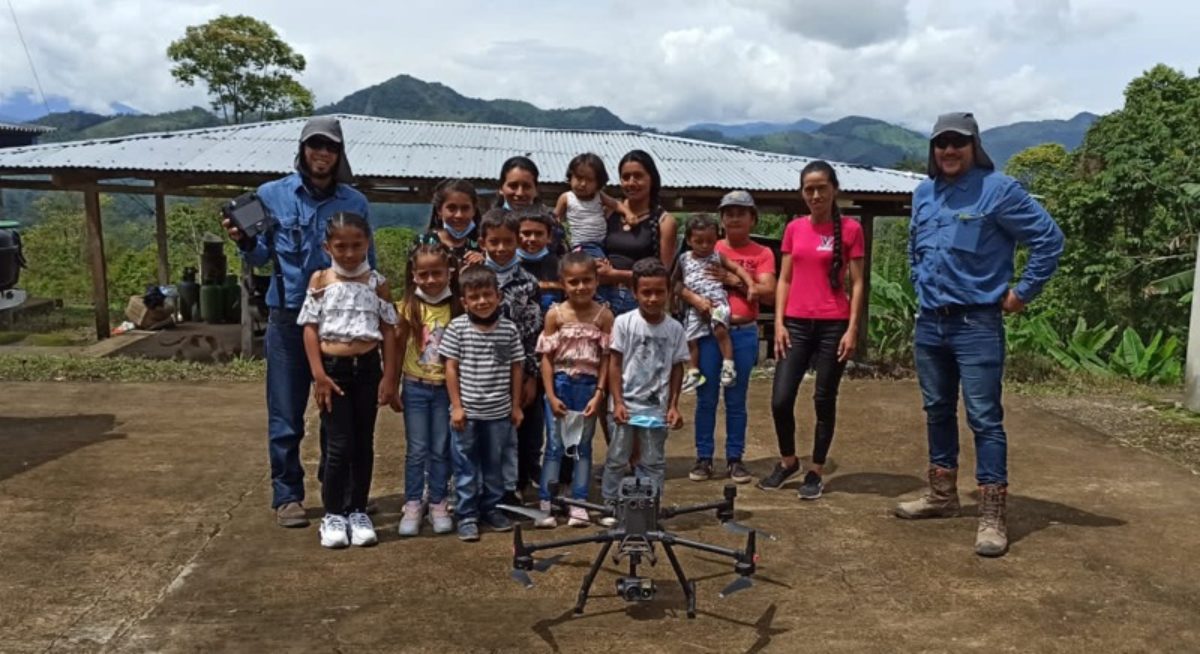 Group photo of Colombia Flying Labs and young students participating in a drone training
