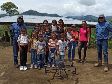 Group photo of Colombia Flying Labs and young students participating in a drone training